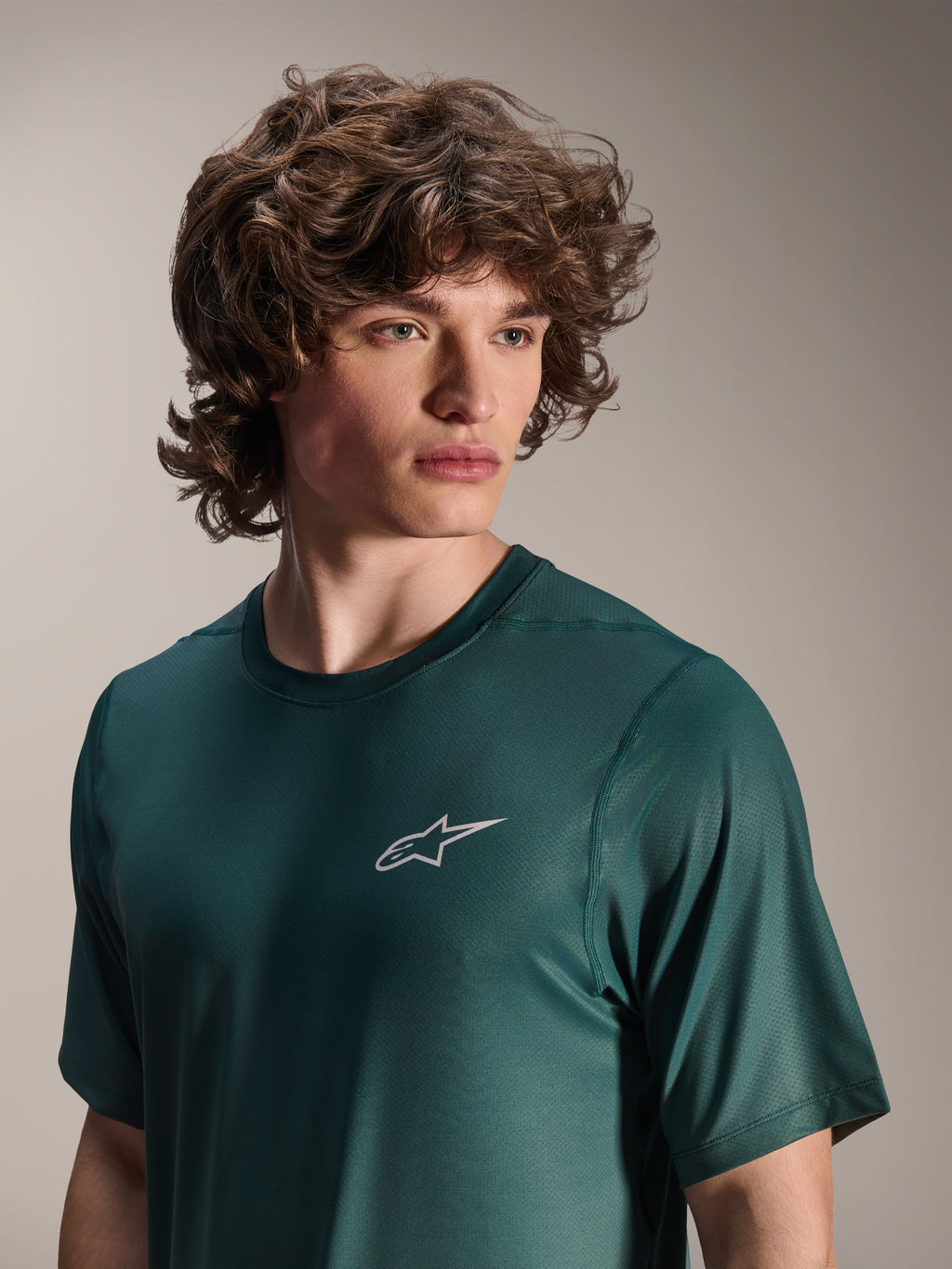 Maillot Alpinestars A-Dura Rise - Manches Courtes, vert Silver Pine, porté par un mannequin, petit logo Astars blanc sur la poitrine, tissu jacquard technique, vêtement de VTT décontracté
