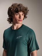 Maillot Alpinestars A-Dura Rise - Manches Courtes, vert Silver Pine, porté par un mannequin, petit logo Astars blanc sur la poitrine, tissu jacquard technique, vêtement de VTT décontracté