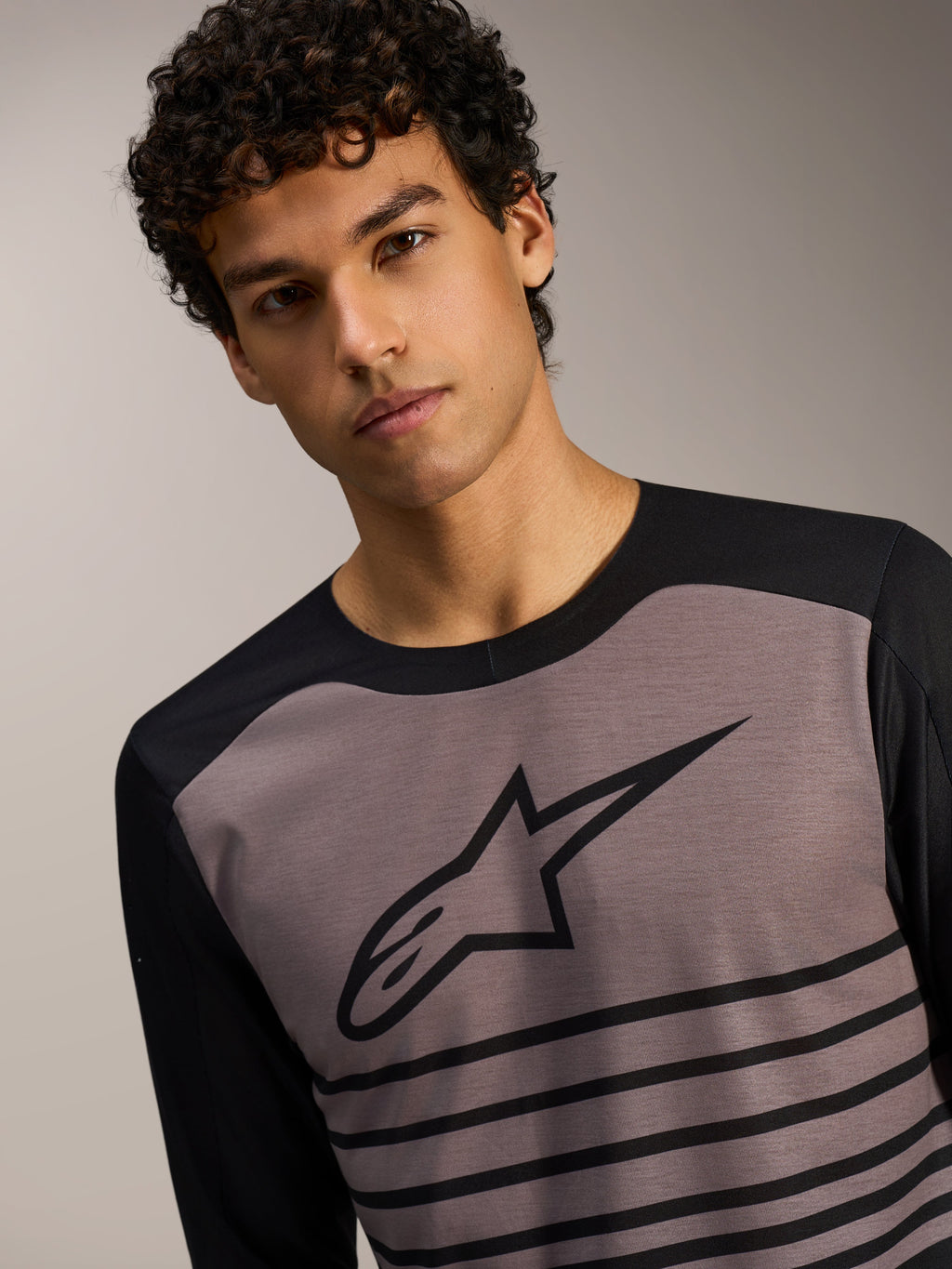 Maillot VTT A-Dura Elite 2.0 noir et gris à manches longues, design rayé sur la poitrine avec logo Alpinestars.