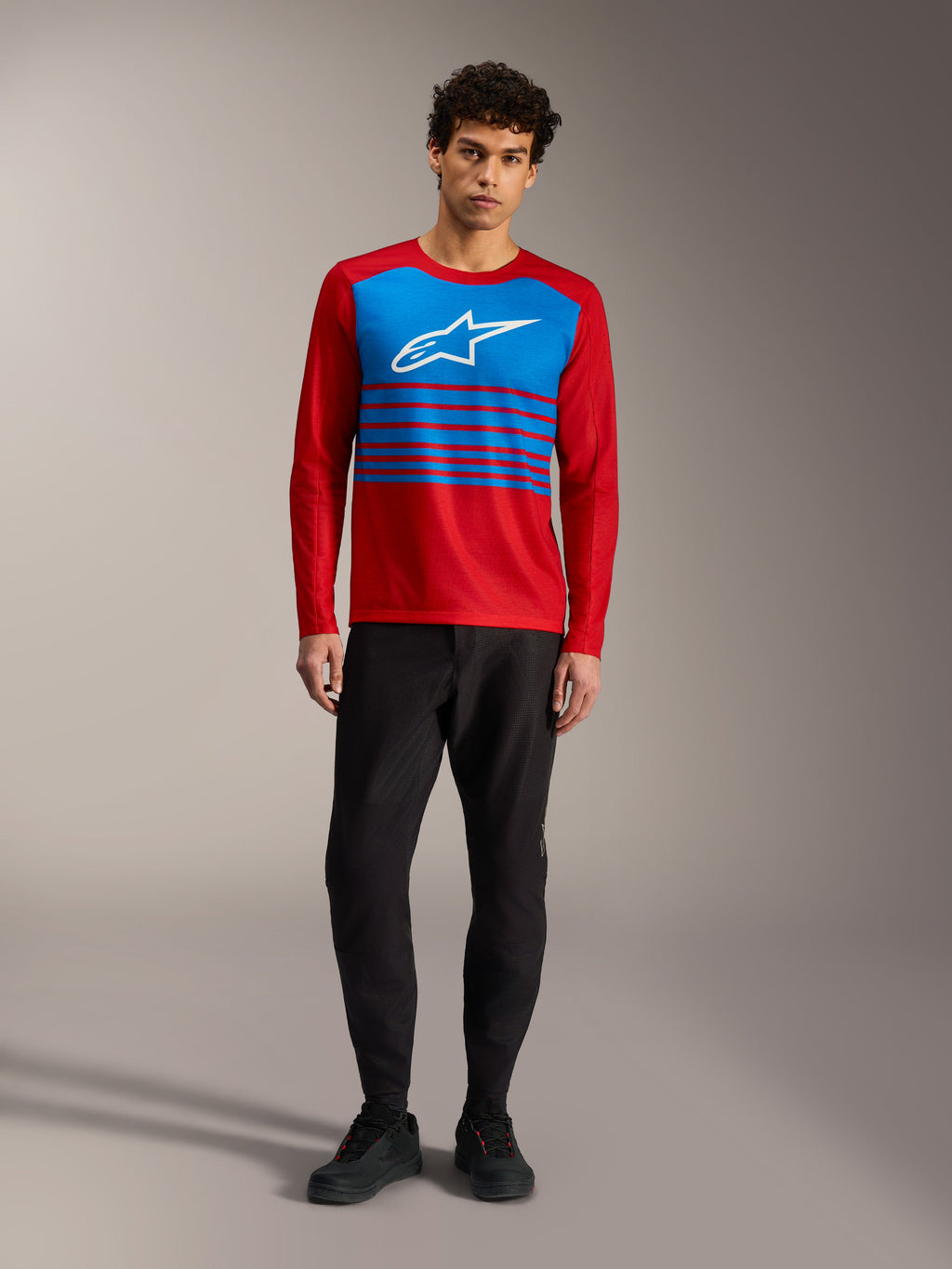 Maillot A-Dura Elite 2.0 rouge, haut VTT à manches longues avec panneau bleu, logo Alpinestars blanc et détails rayés.