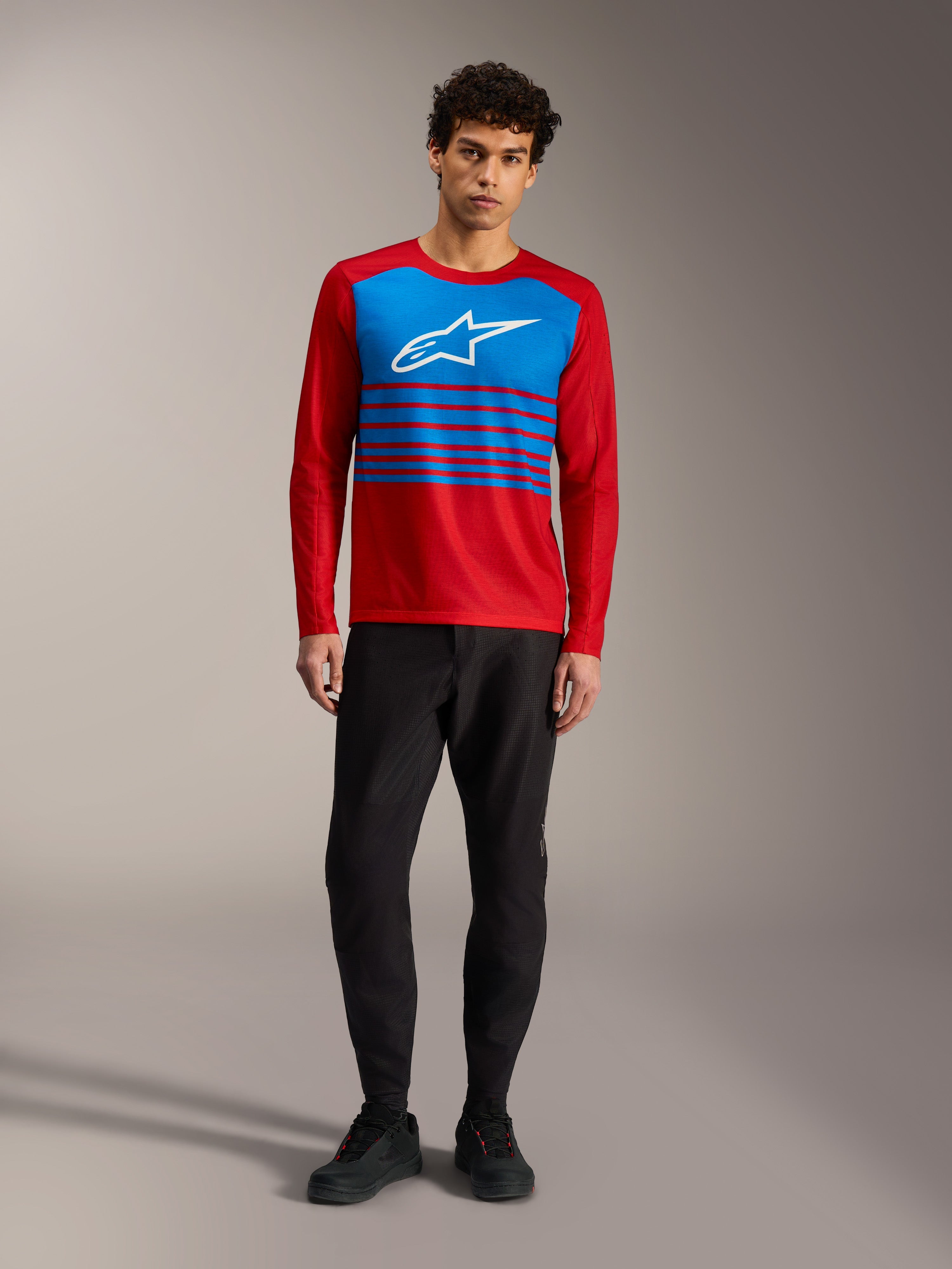 Maillot A-Dura Elite 2.0 rouge, haut VTT à manches longues avec panneau bleu, logo Alpinestars blanc et détails rayés.