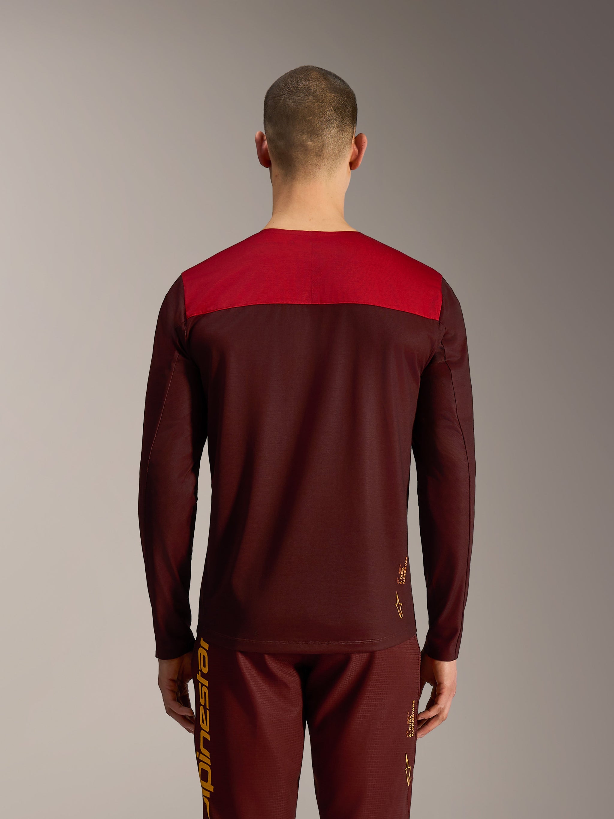 Maillot Alpinestars A-Dura Elite 2.0 bordeaux à manches longues, vue arrière avec empiècement rouge, équipement VTT.