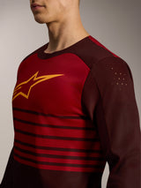 Maillot à manches longues A-Dura Elite 2.0 bordeaux avec logo jaune et perforations laser aux biceps.