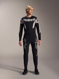 Pantalon Alpinestars A-Supra Melt et maillot à manches longues assorti, mannequin portant une tenue de VTT noire avec de grands graphismes d'étoiles blanches sur les cuisses et marquage 'astars' sur la poitrine, équipement de VTT professionnel