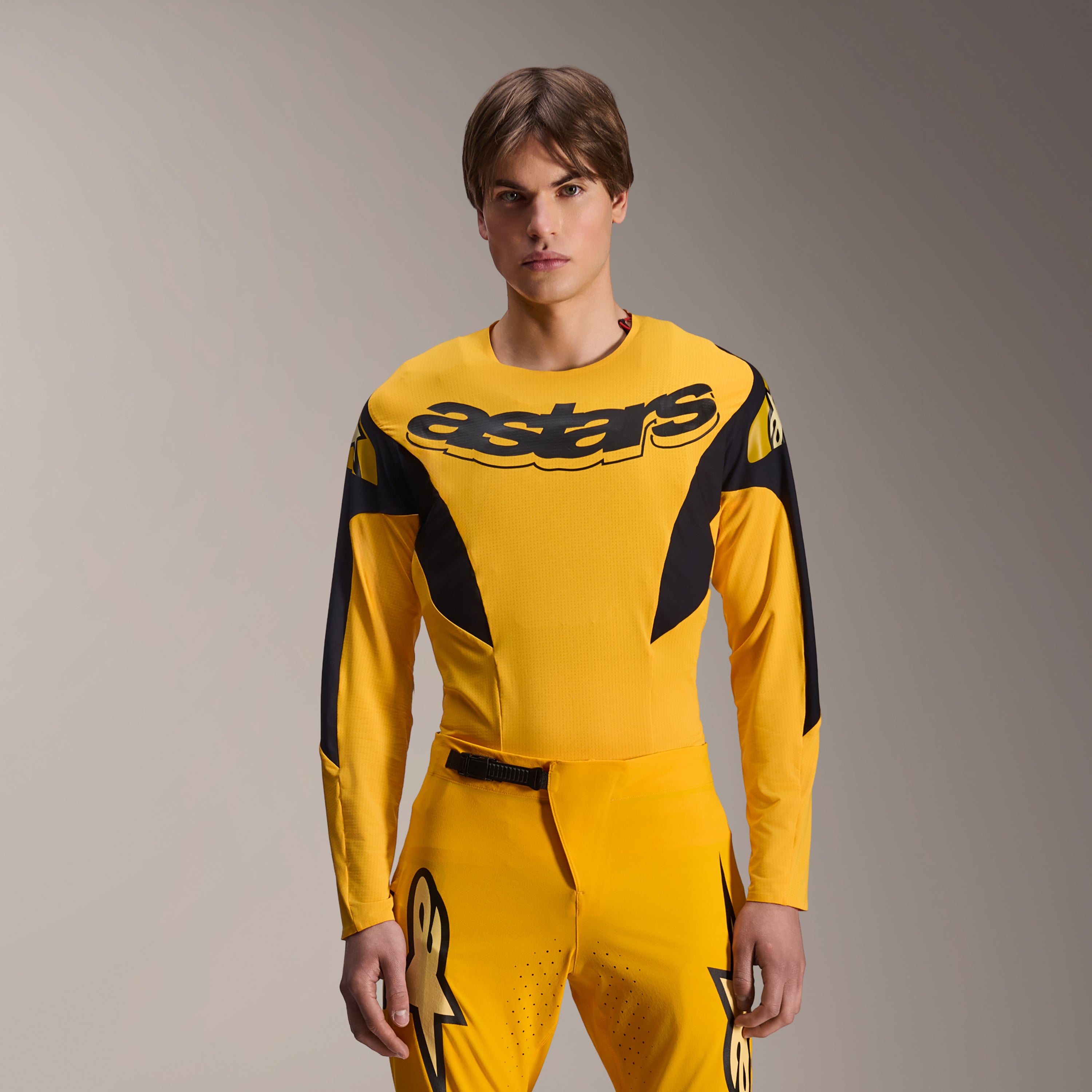 Set d'Équipement Alpinestars Limited Edition A-Supra Melt Gold, maillot de VTT à manches longues jaune et pantalon assorti, logo astars noir sur la poitrine, coupe performance athlétique pour le VTT