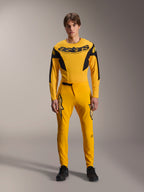 Ensemble d'équipement Limited Edition A-Supra Melt Gold, vêtements de VTT Alpinestars, jaune foncé et noir, modèle portant un maillot à manches longues avec logo 'astars' audacieux sur la poitrine et un pantalon de performance assorti, doté de ventilations découpées au laser sur l'intérieur des cuisses et d'une fermeture à cliquet sécurisée à la taille, tenue de course VTT professionnelle