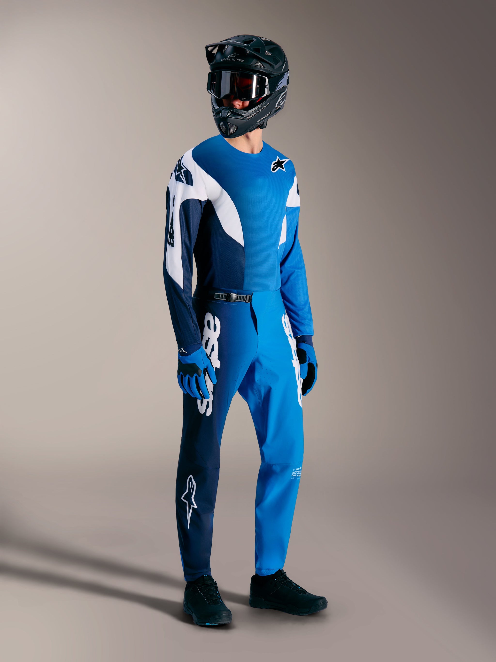 Maillot A-Supra Elite bleu éclatant dégradé, tenue VTT complète avec pantalon technique et casque intégral.