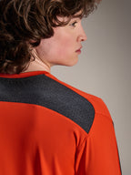 Maillot Alpinestars A-Dura Insert Astar, maillot de VTT à manches longues, Spicy Orange, avec empiècements en mesh gris foncé sur l'épaule et le haut du dos, textile durable pour la performance tout-terrain