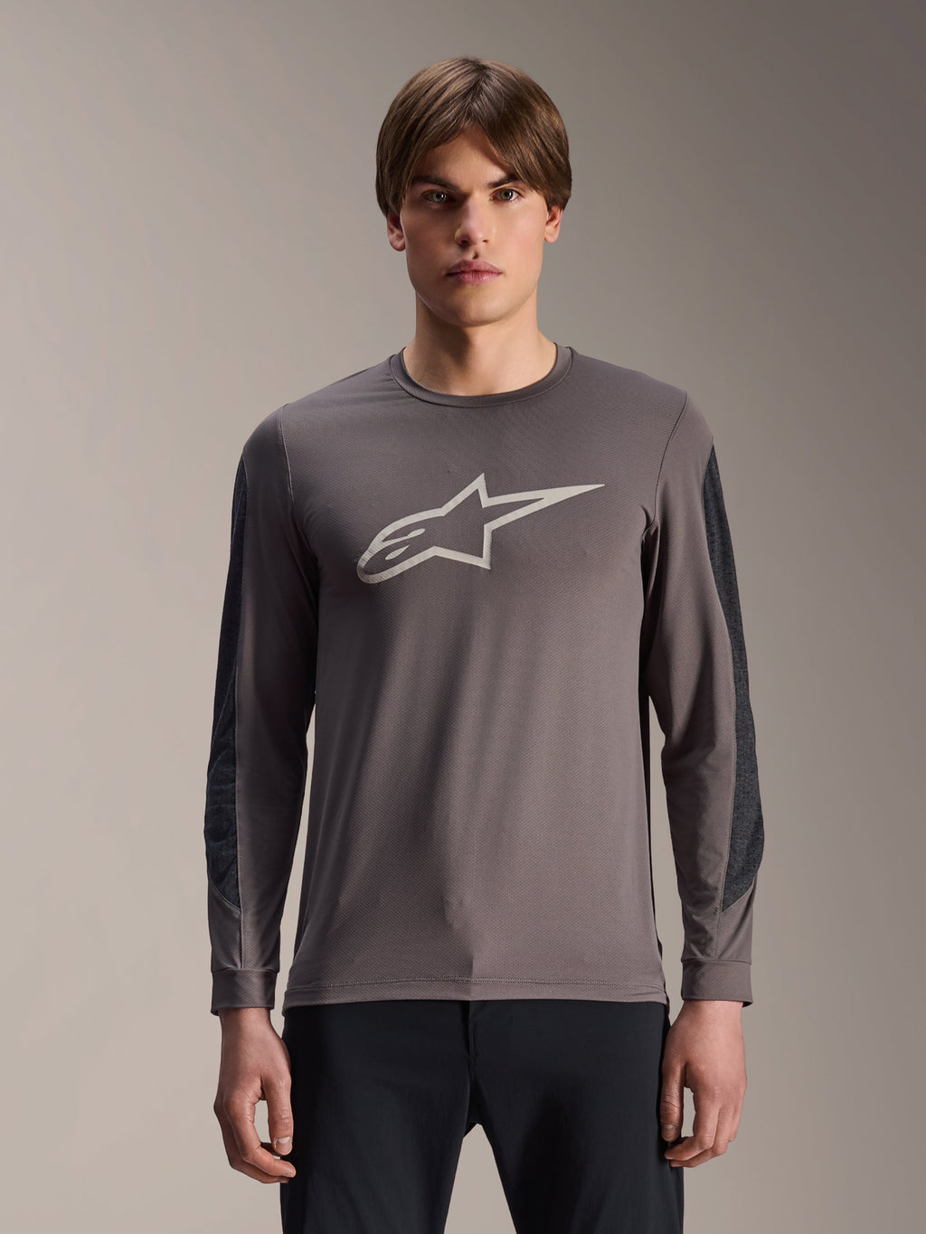 Maillot Alpinestars A-Dura Insert Astar, maillot de VTT à manches longues, gris foncé avec logo Astar gris clair, avec empiècements de manches renforcés gris foncé, col rond, équipement technique de VTT