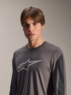 Maillot Alpinestars A-Dura Insert Astar, maillot de VTT à manches longues, gris foncé, avec un logo Astar gris clair sur la poitrine et des empiècements de manches gris foncé contrastés, vêtement de performance technique pour le cyclisme tout-terrain