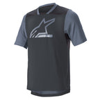 Alpinestars Drop 6 V2 Jersey - Manches courtes, Grisaille Black, maillot de VTT, tissu technique poly-fibres avec corps gris foncé et manches gris clair, grand logo Alpinestars argenté sur la poitrine, empiècements en maille pour la circulation de l'air, coupe décontractée pour le cyclisme tout-terrain
