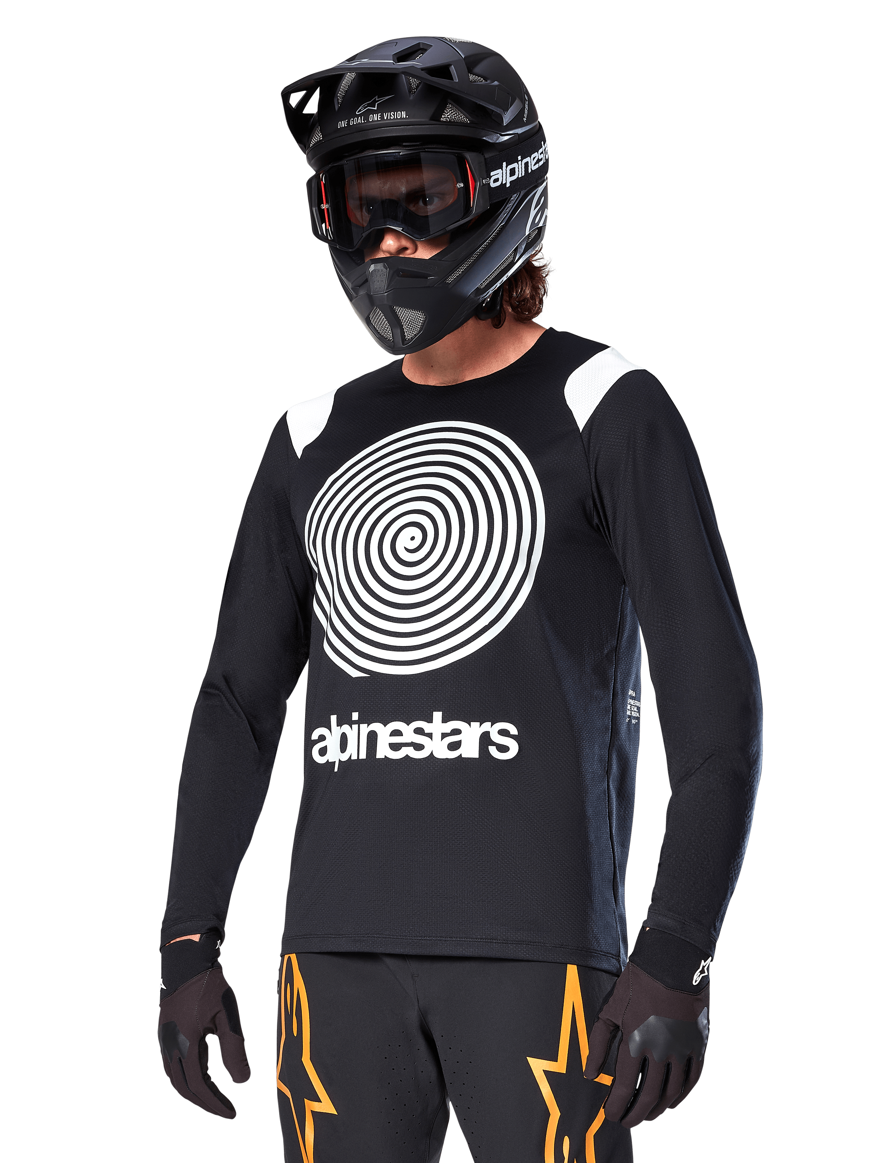Alpinestars A-Supra Oscar Jersey à manches longues, maillot de VTT, noir et blanc, avec un motif en spirale blanc et le logo Alpinestars sur la poitrine, porté avec un casque intégral et un masque noirs, équipement de VTT haute performance