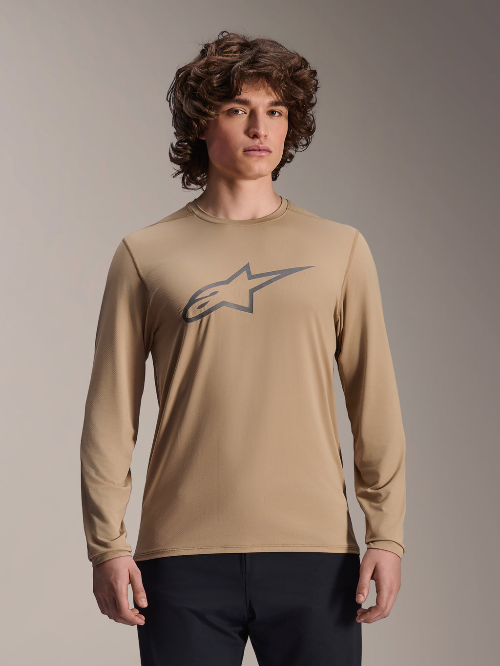 Alpinestars A-Dura Astar Long Sleeve Jersey, brun clair, maillot de VTT, doté d'un grand logo Astars gris foncé sur la poitrine, coupe classique, tissu technique évacuant l'humidité pour la performance tout-terrain