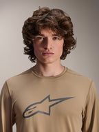 Maillot à manches longues Alpinestars A-Dura Astar, brun, porté par un mannequin homme, avec un grand logo Astars sur la poitrine, texture en tissu jacquard, vêtement de VTT décontracté