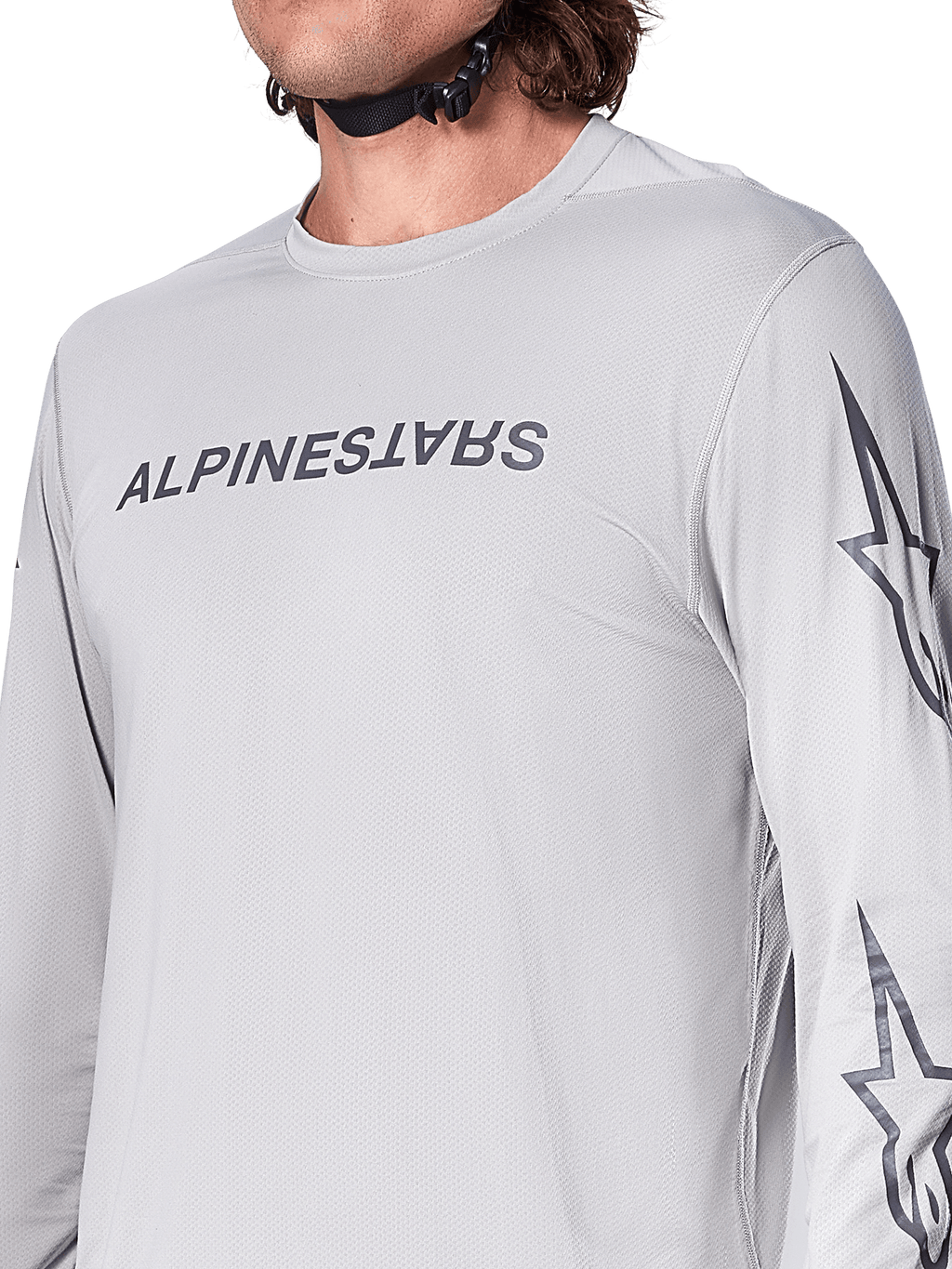 Maillot à manches longues Alpinestars A-Dura Switch, maillot de VTT gris clair avec logo textuel gris foncé sur la poitrine et logo étoilé sur la manche, texture jacquard respirante, équipement de cyclisme de performance pour le trail