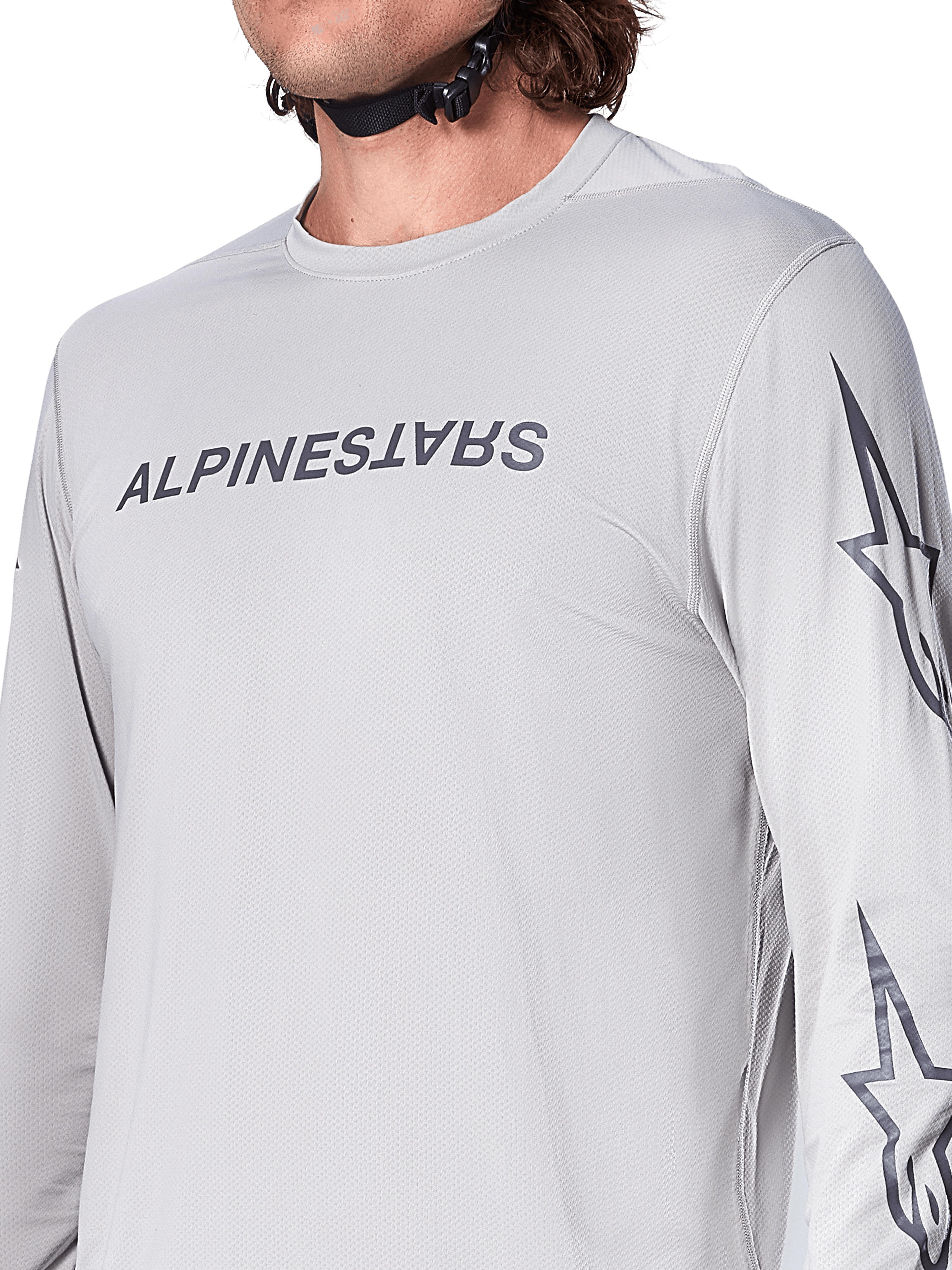 Maillot à manches longues Alpinestars A-Dura Switch, maillot de VTT gris clair avec logo textuel gris foncé sur la poitrine et logo étoilé sur la manche, texture jacquard respirante, équipement de cyclisme de performance pour le trail