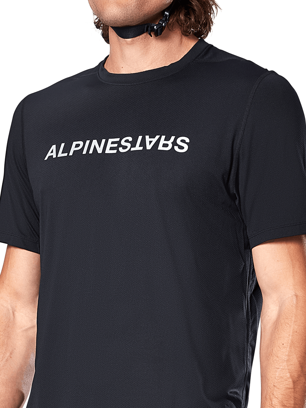Maillot à manches courtes Alpinestars A-Dura Switch, noir, arborant un grand logo textuel blanc sérigraphié sur la poitrine, texture du tissu jacquard technique, vue de face en gros plan