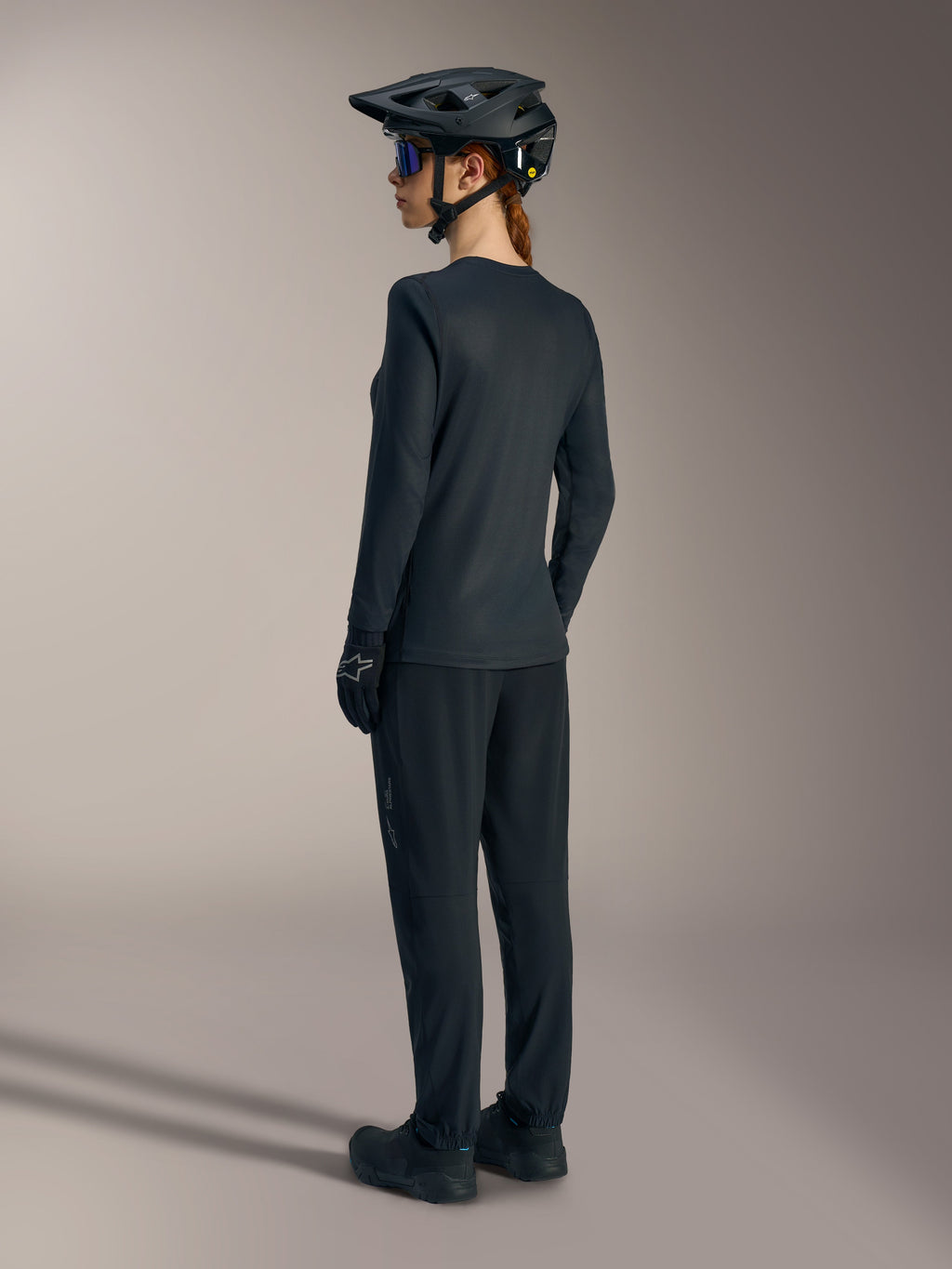 Maillot Stella A-Dura Ride noir à manches longues, haut de VTT léger pour femme avec pan arrière allongé.