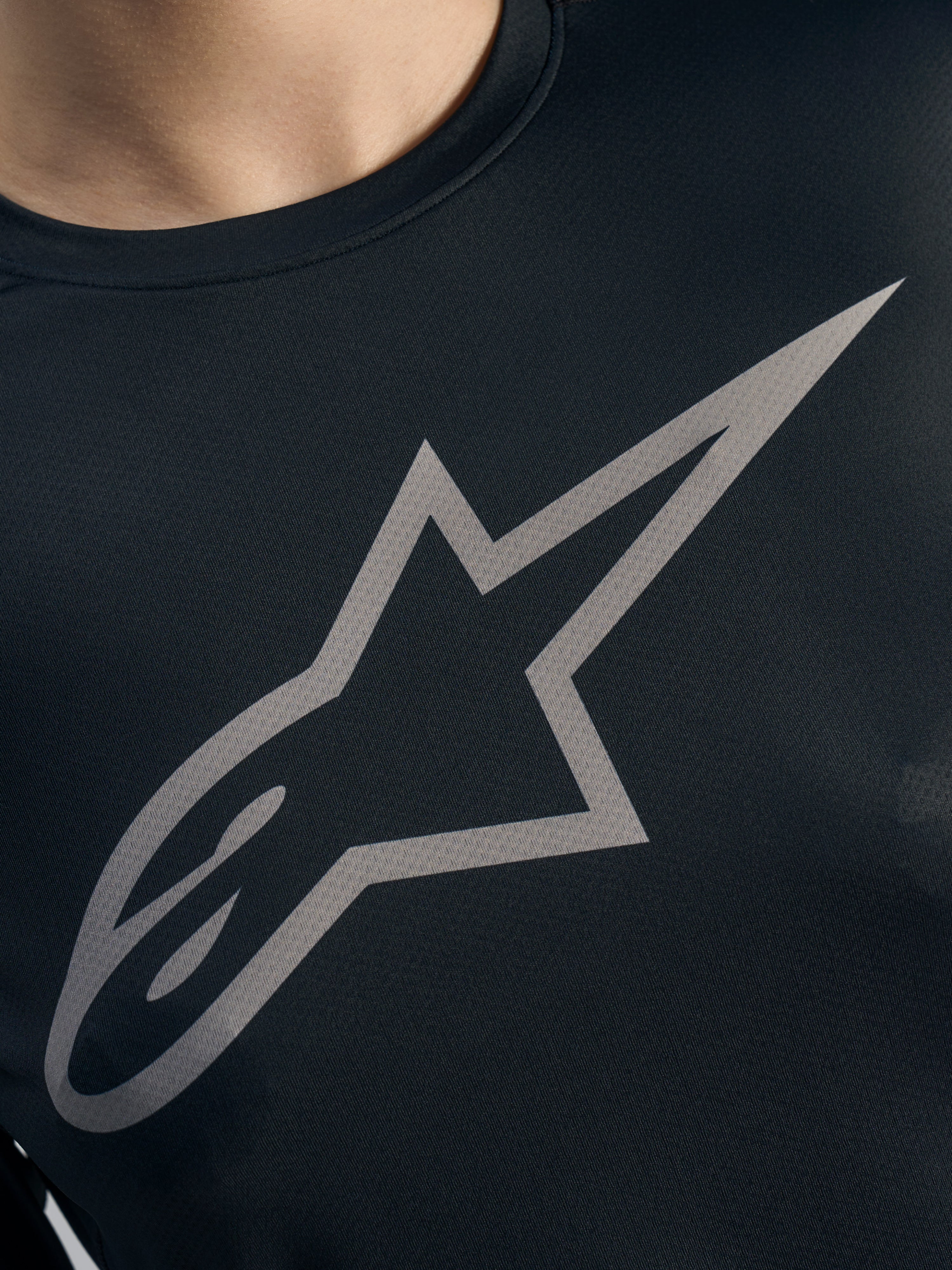 Logo Alpinestars gris sur maillot Stella A-Dura Ride noir, tissu jacquard VTT performant pour femme.