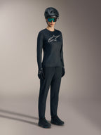 Maillot Stella A-Dura Ride noir à manches longues, haut VTT pour femme avec logo Astars argenté sur la poitrine.