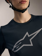 Maillot Stella A-Dura Ride noir pour femme avec logo Astars argenté sur la poitrine, équipement technique de VTT.