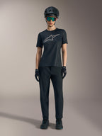 Maillot femme Stella A-Dura Ride noir à manches courtes, logo argenté, pantalon de VTT et casque tout-terrain.
