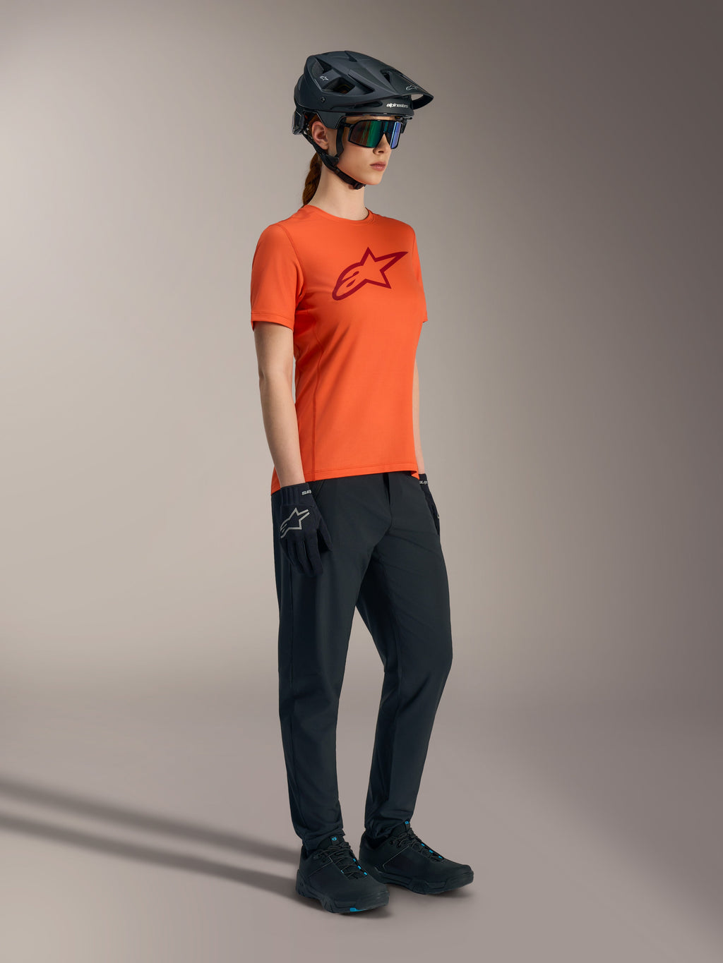 Maillot Stella A-Dura Ride orange à manches courtes, logo rouge poitrine, tenue technique VTT femme performante.