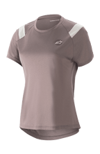Maillot Alpinestars Stella Alps Escape pour femme, maillot de VTT à manches courtes, gris Sparrow Gray avec accents blancs sur les épaules, panneaux en maille perforée pour la respirabilité, ourlet arrière arrondi et plus long, petit logo Astar circulaire sur la poitrine, coupe sportive décontractée pour le VTT