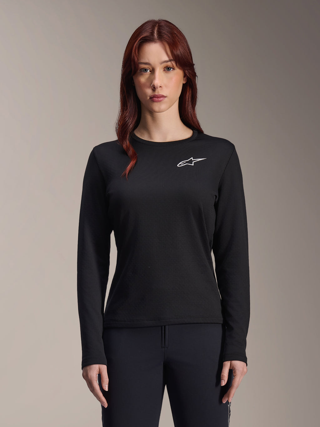 Alpinestars Stella A-Dura Thermal Jersey, maillot de VTT à manches longues pour femme, noir avec logo étoile blanc sur la poitrine, tissu isolant léger pour le cyclisme par temps froid, conçu pour la superposition et le confort sur sentier