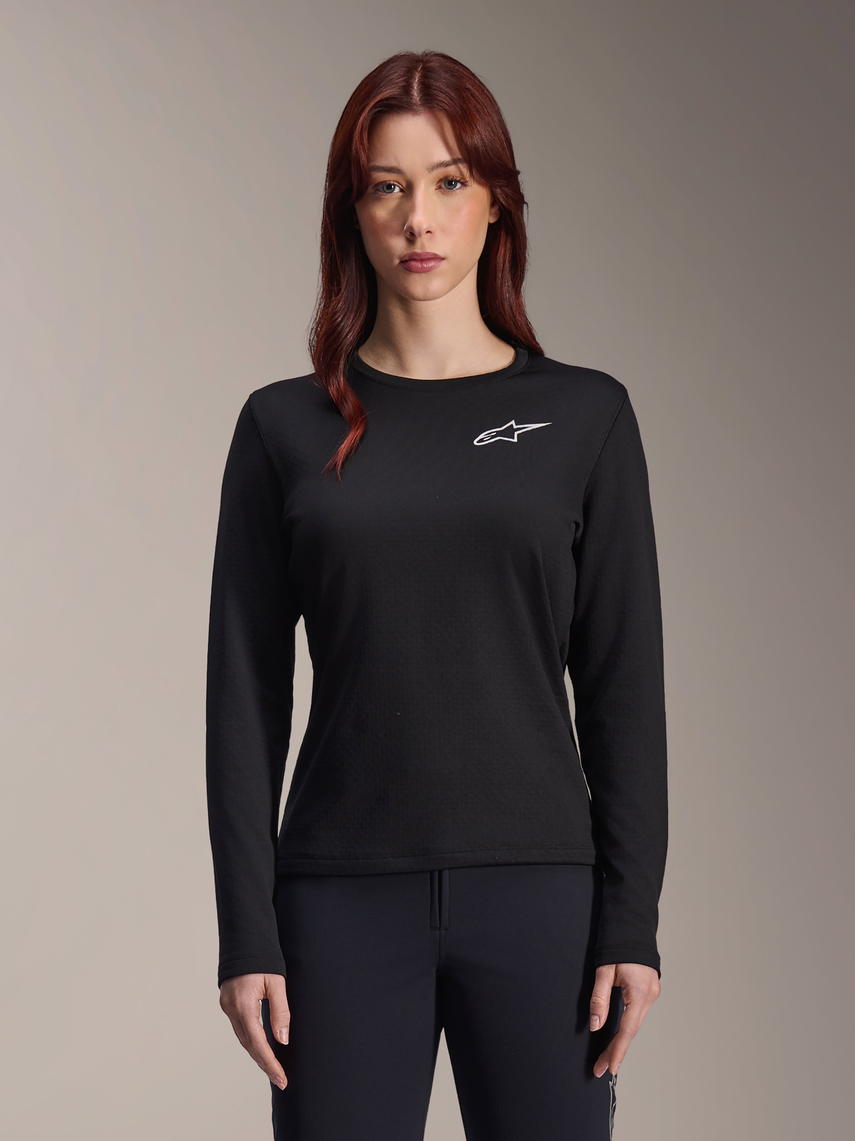 Alpinestars Stella A-Dura Thermal Jersey, maillot de VTT à manches longues pour femme, noir avec logo étoile blanc sur la poitrine, tissu isolant léger pour le cyclisme par temps froid, conçu pour la superposition et le confort sur sentier