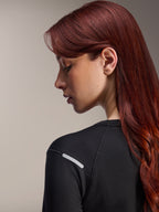 Maillot thermique Alpinestars Stella A-Dura, maillot de VTT à manches longues pour femme, noir, vue latérale rapprochée mettant en évidence la bande argentée réfléchissante sur l'épaule, tissu technique isolant pour le VTT