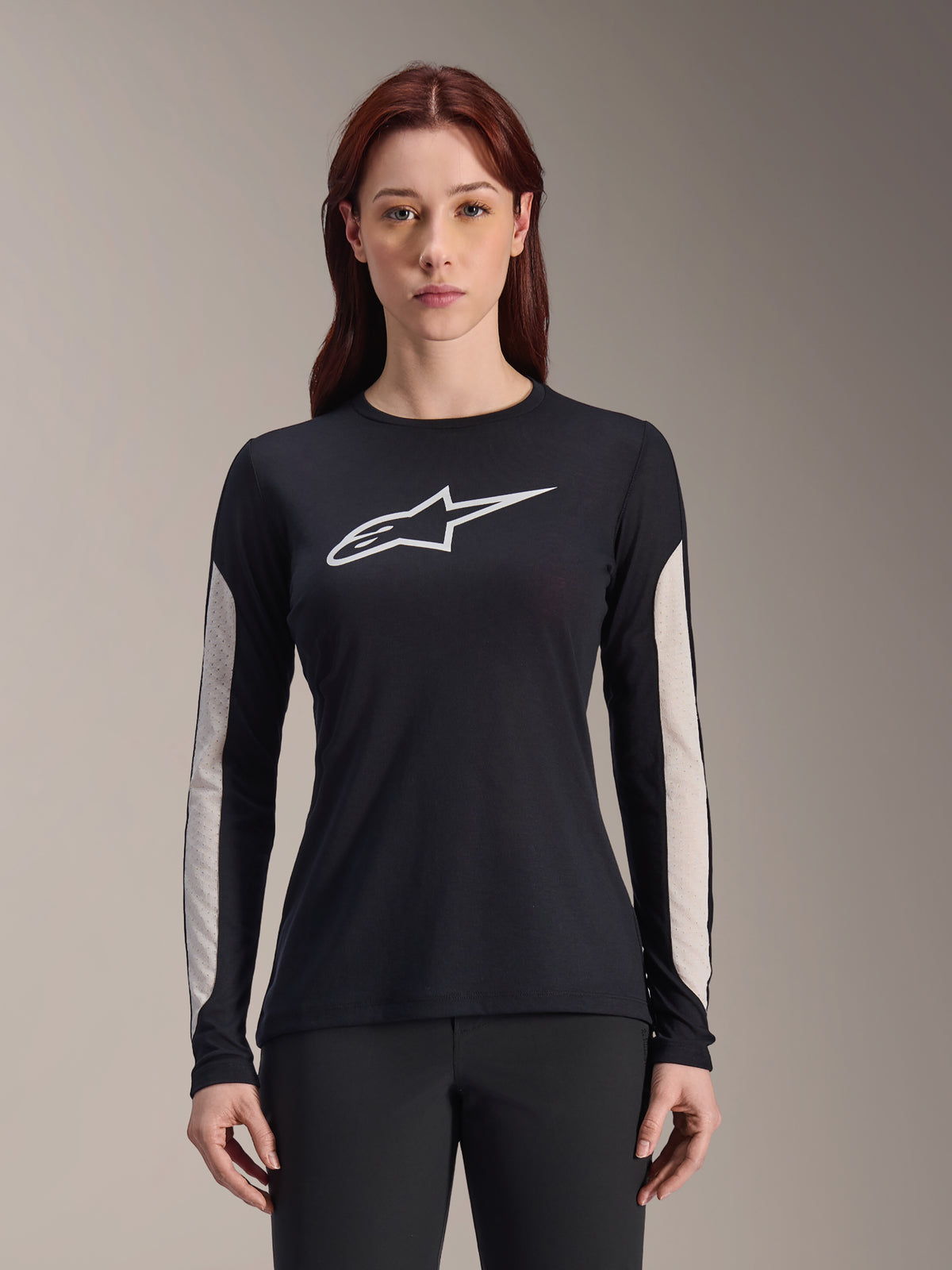Alpinestars Stella A-Dura Dri Astar, maillot de VTT à manches longues pour femme, noir avec logo blanc et panneaux en maille gris clair sur les manches, vêtement de cyclisme performant pour femme