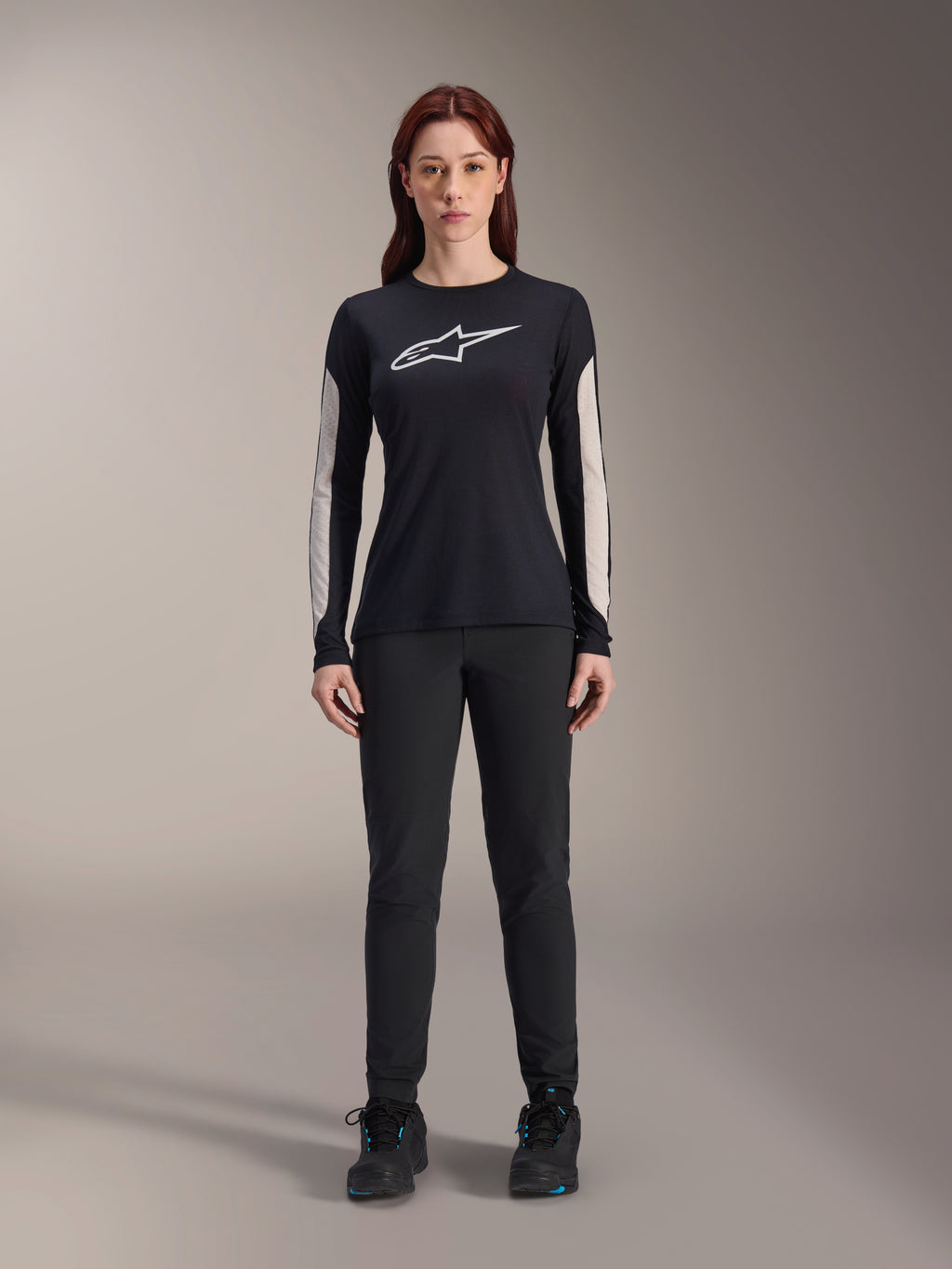 Alpinestars Women Stella A-Dura Pants, pantalon de VTT noir, doté d'une coupe spécifique pour femme au design épuré, associé à un maillot à manches longues noir et des chaussures de cyclisme noires, équipement durable pour le VTT tout-terrain