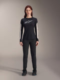 Alpinestars Women Stella A-Dura Pants, pantalon de VTT noir, doté d'une coupe spécifique pour femme au design épuré, associé à un maillot à manches longues noir et des chaussures de cyclisme noires, équipement durable pour le VTT tout-terrain