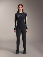 Alpinestars Women Stella A-Dura Pants, pantalon de VTT noir, doté d'une coupe spécifique pour femme au design épuré, associé à un maillot à manches longues noir et des chaussures de cyclisme noires, équipement durable pour le VTT tout-terrain