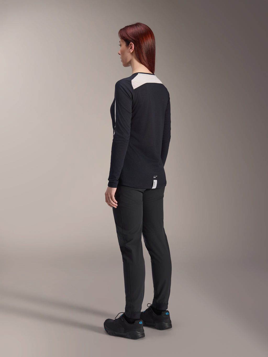 Maillot à manches longues Alpinestars Stella A-Dura Dri Astar pour femme, noir, vue de dos montrant un empiècement en maille blanche sur le haut du dos et les épaules, équipement de performance pour le cyclisme VTT