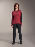 Maillot à manches longues Alpinestars Stella A-Dura Dri Astar pour femme en bordeaux, doté d'un logo Astars noir sur la poitrine et de panneaux en maille noire sur les bras, porté avec un pantalon technique noir et des chaussures de sport, vêtement de VTT de performance pour femme.