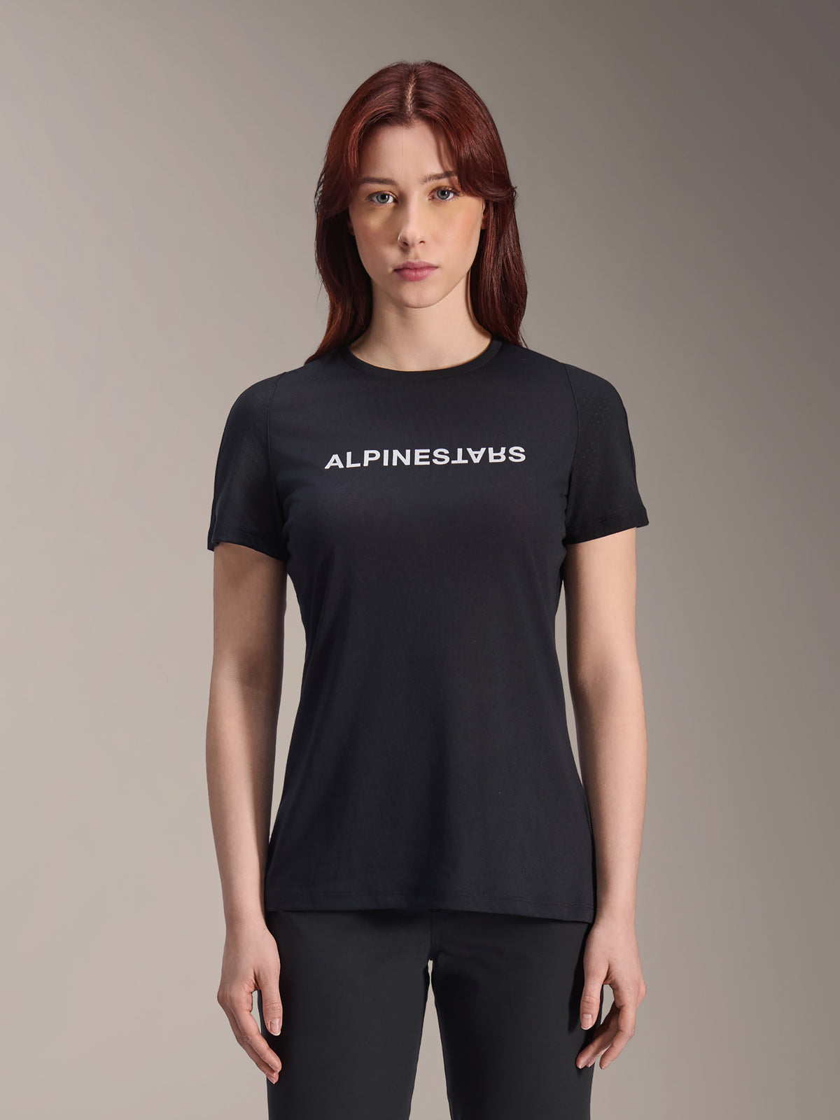 Maillot Alpinestars Stella A-Dura Dri Switch, maillot de VTT à manches courtes pour femme, noir avec logo Alpinestars blanc sur la poitrine, coupe performance décontractée, tissu technique évacuant l'humidité pour le VTT