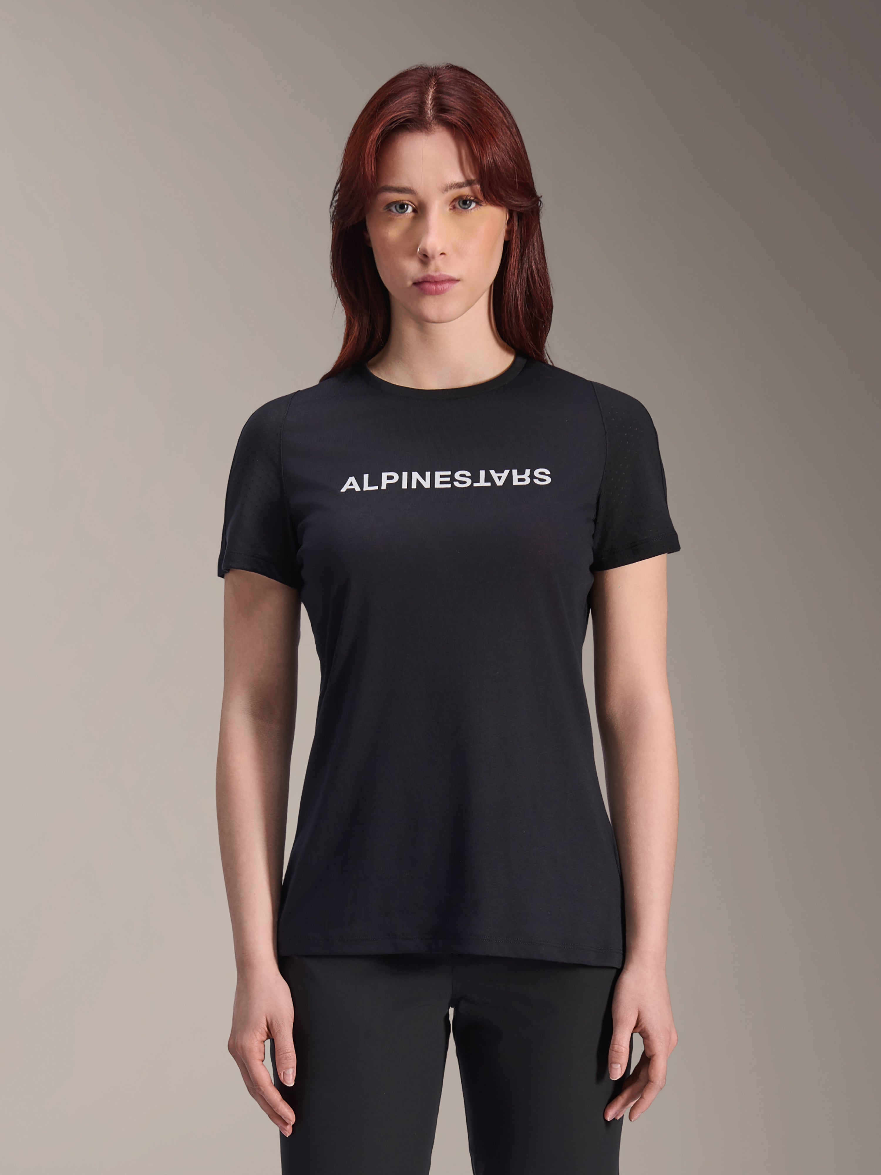 Maillot Alpinestars Stella A-Dura Dri Switch, maillot de VTT à manches courtes pour femme, noir avec logo Alpinestars blanc sur la poitrine, coupe performance décontractée, tissu technique évacuant l'humidité pour le VTT