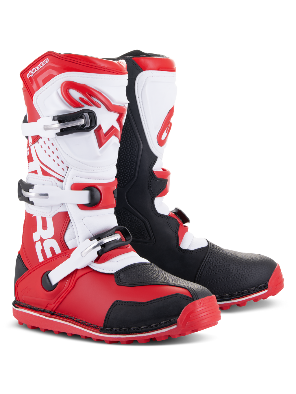 Bottes Alpinestars Tech-T, bottes de moto trial, rouge vif, noir et blanc, avec une plaque protège-tibia ergonomique blanche et logo rouge, trois boucles réglables, panneaux de protection noirs et semelle texturée rouge pour la performance en trial
