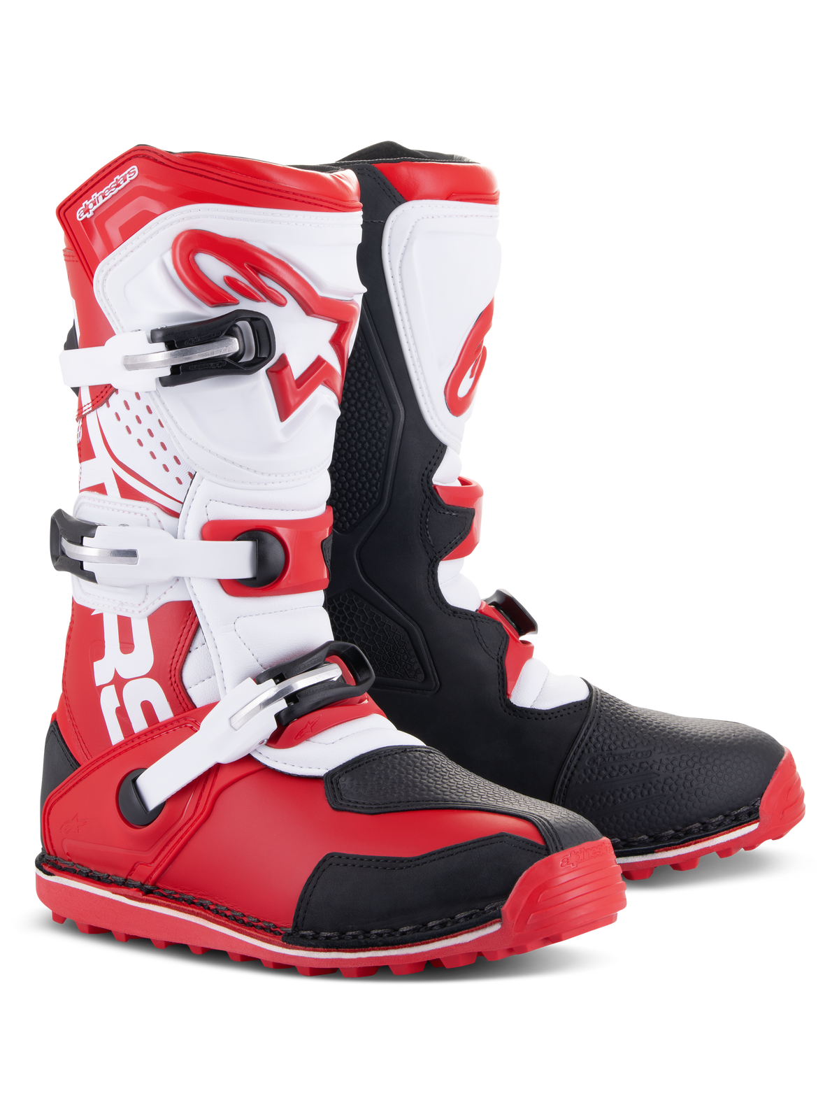 Bottes Alpinestars Tech-T, bottes de moto trial, rouge vif, noir et blanc, avec une plaque protège-tibia ergonomique blanche et logo rouge, trois boucles réglables, panneaux de protection noirs et semelle texturée rouge pour la performance en trial