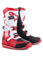 Bottes Alpinestars Tech-T, bottes de moto trial, rouge vif, noir et blanc, avec une plaque protège-tibia ergonomique blanche et logo rouge, trois boucles réglables, panneaux de protection noirs et semelle texturée rouge pour la performance en trial