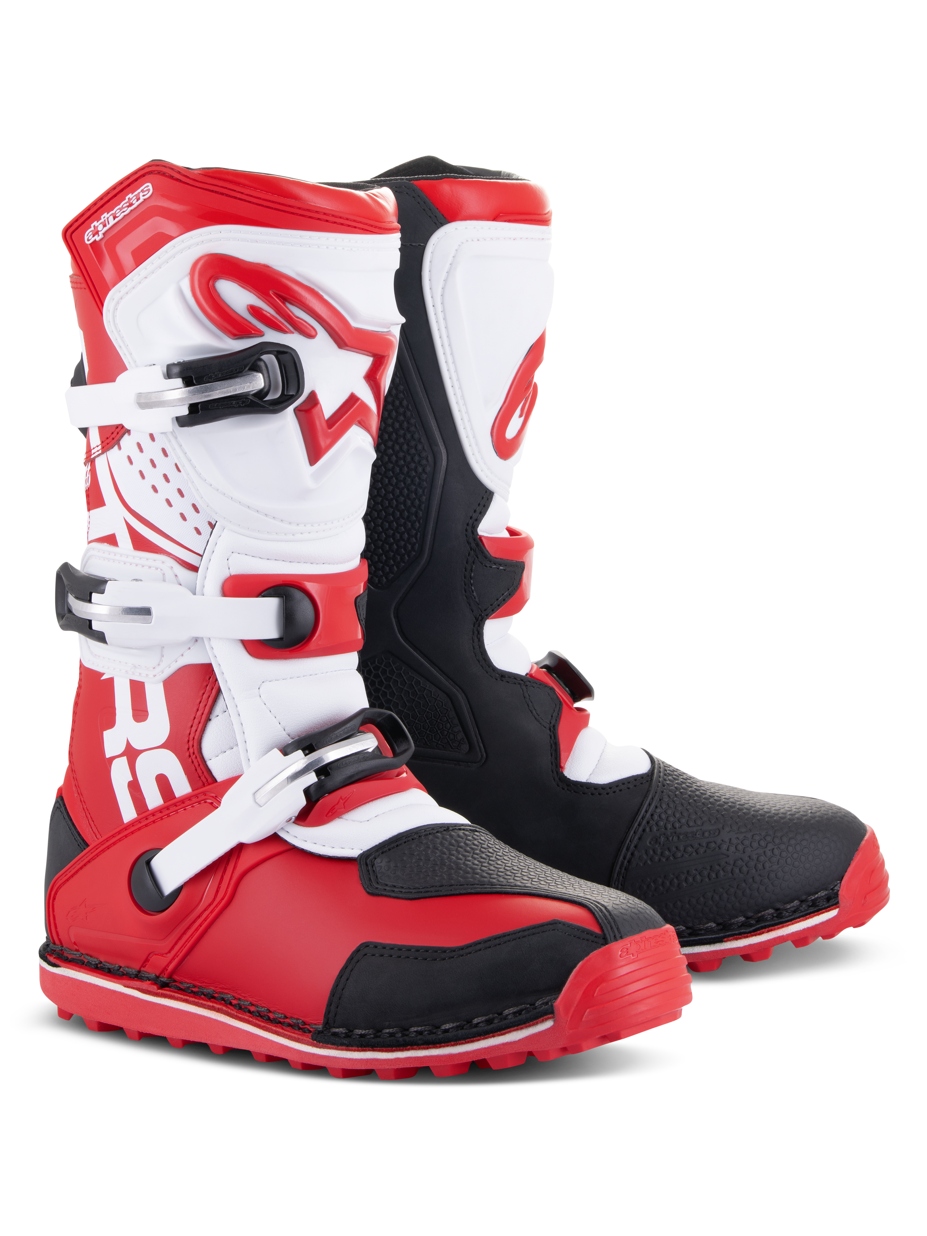Bottes Alpinestars Tech-T, bottes de moto trial, rouge vif, noir et blanc, avec une plaque protège-tibia ergonomique blanche et logo rouge, trois boucles réglables, panneaux de protection noirs et semelle texturée rouge pour la performance en trial
