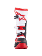Bottes Alpinestars Tech-T, bottes de moto de trial, rouge vif, noir et blanc, vue de face avec plaque protège-tibia ergonomique blanche et logo étoile rouge, système de fermeture à trois boucles et zone des orteils robuste noire et rouge, conçues pour la pratique du trial tout-terrain