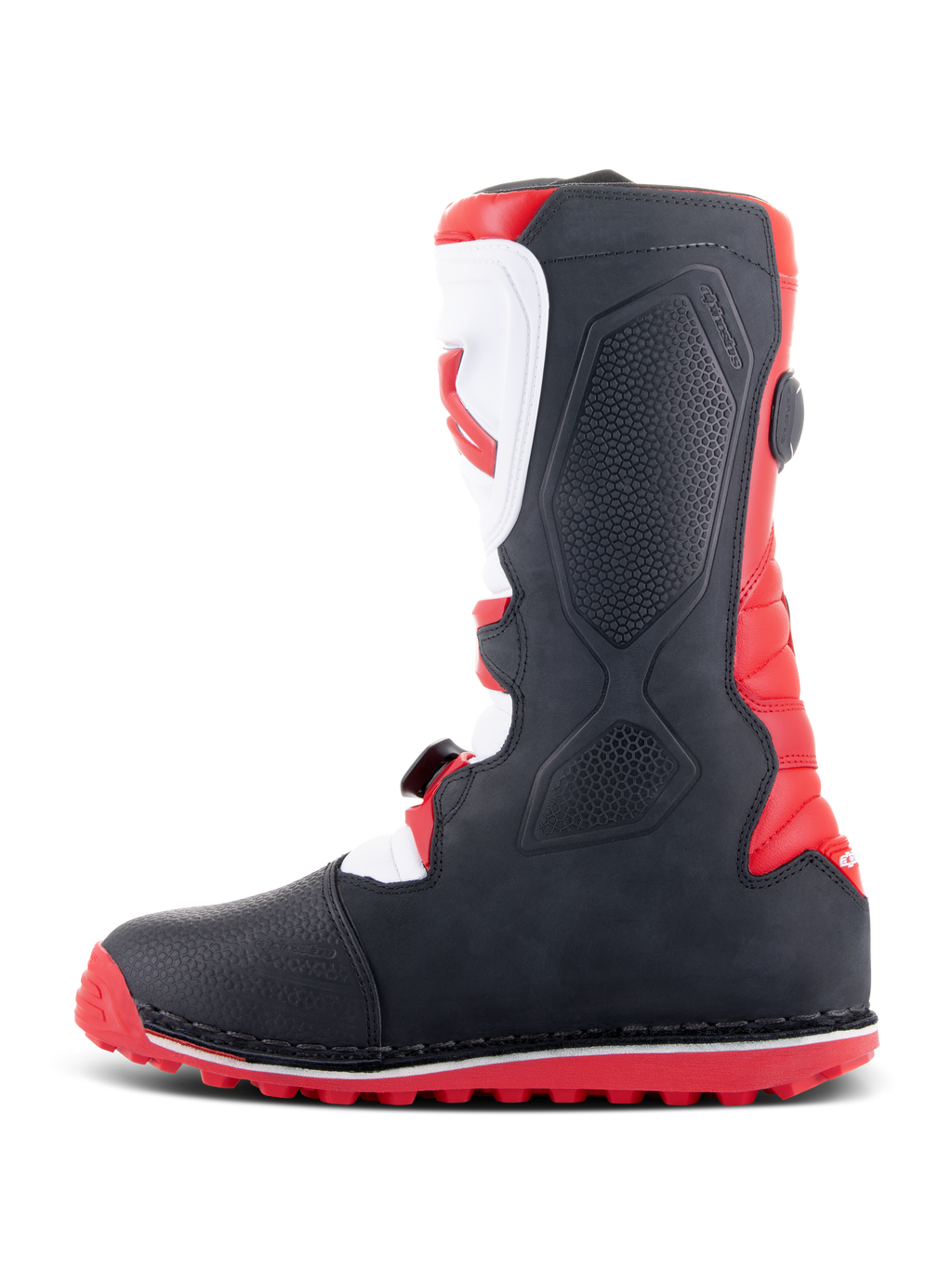 Bottes Alpinestars Tech-T, bottes de trial, rouge vif, noir et blanc, profil latéral montrant la plaque tibiale blanche ergonomique avec logo rouge, les panneaux texturés noirs et la semelle à crampons rouge pour l'adhérence tout-terrain