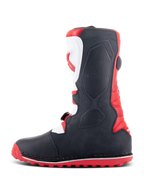 Bottes Alpinestars Tech-T, bottes de trial, rouge vif, noir et blanc, profil latéral montrant la plaque tibiale blanche ergonomique avec logo rouge, les panneaux texturés noirs et la semelle à crampons rouge pour l'adhérence tout-terrain