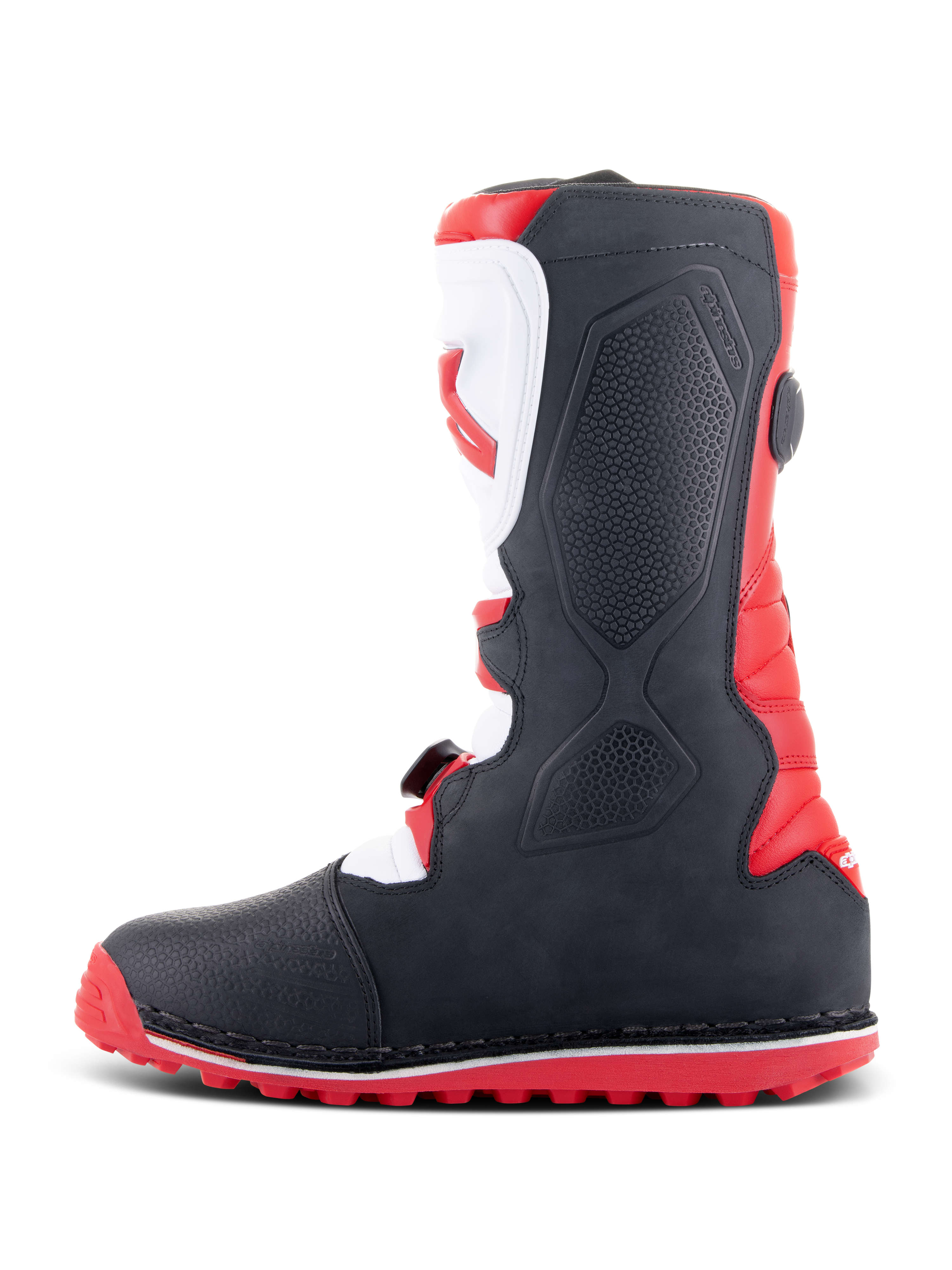 Bottes Alpinestars Tech-T, bottes de trial, rouge vif, noir et blanc, profil latéral montrant la plaque tibiale blanche ergonomique avec logo rouge, les panneaux texturés noirs et la semelle à crampons rouge pour l'adhérence tout-terrain