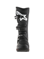 Bottes Alpinestars Tech-T, bottes de moto trial, noir et rouge, vue de face présentant une plaque tibiale ergonomique avec logo Astar blanc, système de fermeture à trois boucles et construction en cuir durable avec un accent rouge sur la semelle