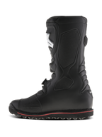 Bottes Alpinestars Tech-T, bottes de moto de trial, noires avec une fine bande rouge sur la semelle, vue de profil, avec plaque tibiale ergonomique et panneaux texturés pour l'adhérence aux repose-pieds, construction en cuir durable pour le tout-terrain