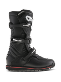 Bottes Alpinestars Tech-T, bottes de moto de trial et tout-terrain, noires avec accents rouges, vue de profil avec trois boucles réglables, logo blanc sur plaque tibiale ergonomique, empiècements en cuir texturé et semelle robuste à haute adhérence pour le contrôle de la moto